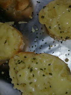Una foto de Pan de ajo y queso