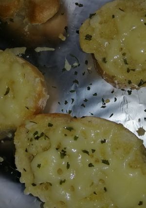 Una foto de Pan de ajo y queso