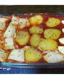 Bacalao con tomate, patatas y huevo al horno