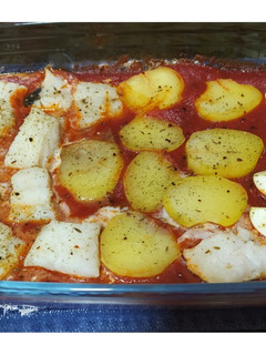 Una foto de Bacalao con tomate, patatas y huevo al horno