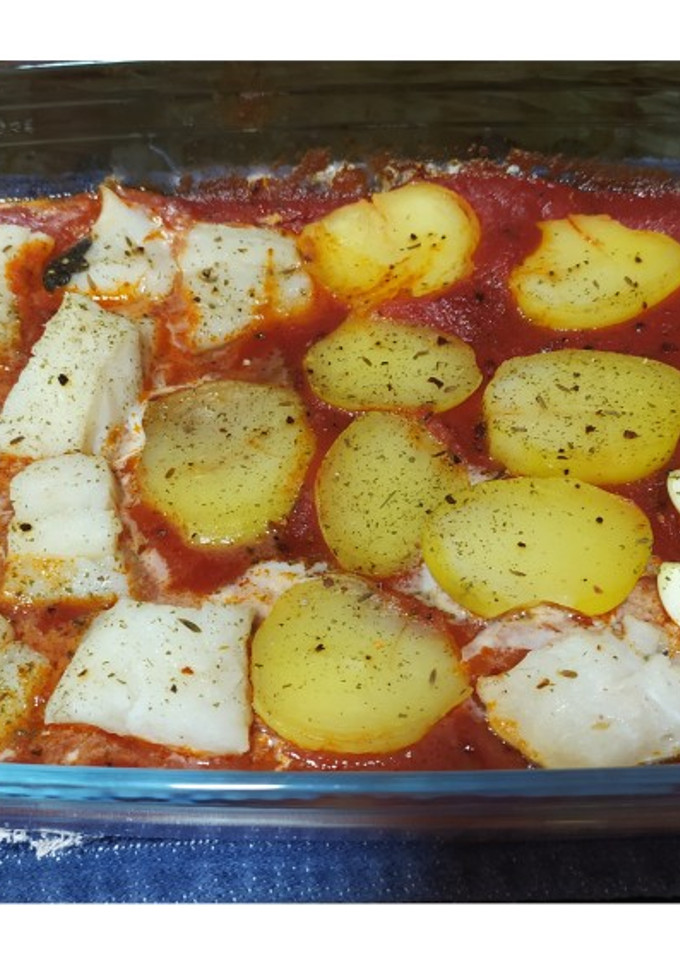 Una foto de Bacalao con tomate, patatas y huevo al horno