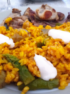 Una foto de Arroz con conejo - verdura y alioli