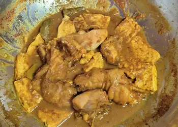 Cara Memasak Cepat Ayam ungkep bumbu kuning + terasi Enak Sempurna