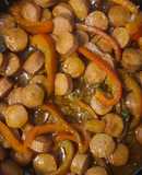 Salchichas en salsa con pimiento rojo