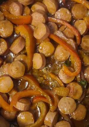 Una foto de Salchichas en salsa con pimiento rojo