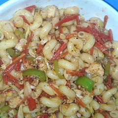A picture of Chicken and vegetable macroni.