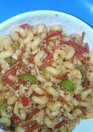 A picture of Chicken and vegetable macroni.