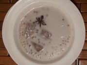 Una foto de postre de tapioca con leche