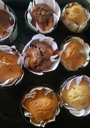 Una foto de Magdalenas variadas (misma mezcla básica),vainilla, banana, marmoladas