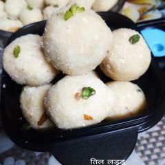 A picture of Til ladoo.