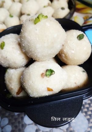 A picture of Til ladoo.