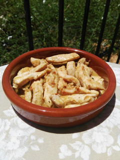 Una foto de Tiras de pollo al ajillo