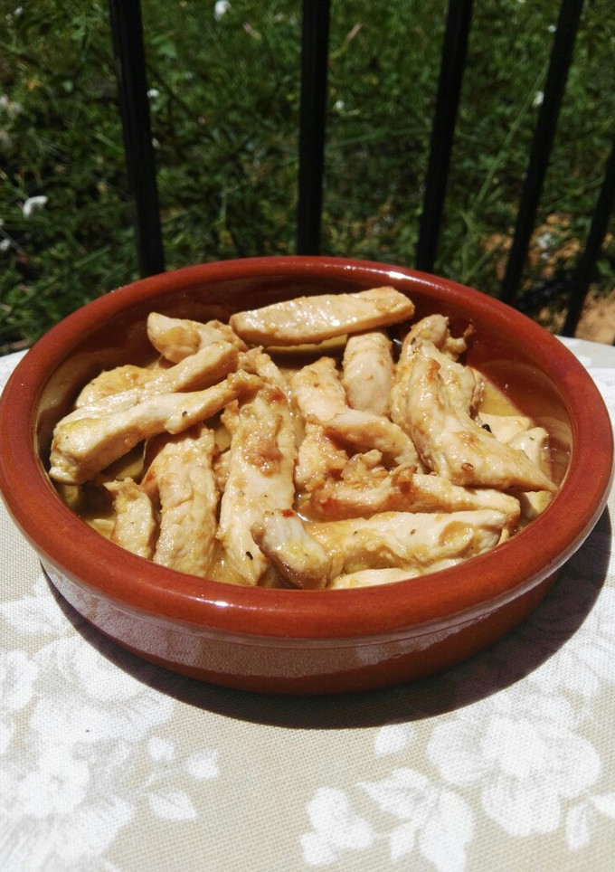Una foto de Tiras de pollo al ajillo