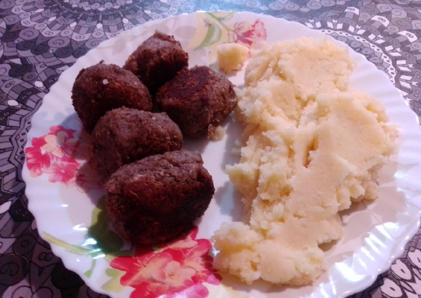 Alb贸ndigas veganas de porotos negros y soja texturizada 馃槈