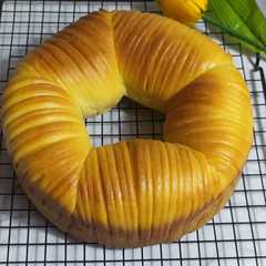 A picture of Wool roll bread.