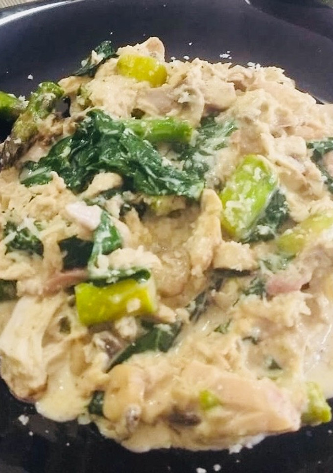 Una foto de Pollo con espárragos Alfredo 👨🏼‍🍳 / low carb