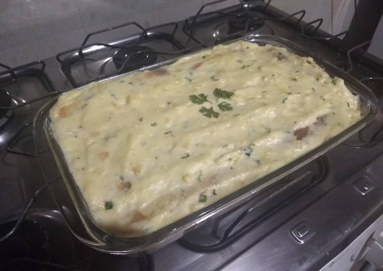 Panquecas recheadas e com molho branco