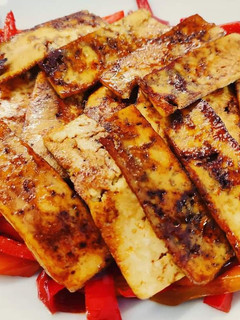 Foto di Tofu caramellato con spadellata di peperoni