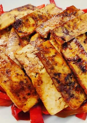 Foto di Tofu caramellato con spadellata di peperoni