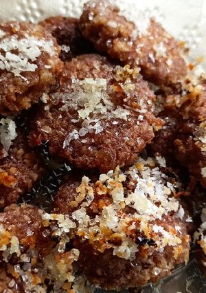 A picture of Dates & Oats No-Bake Cookies.