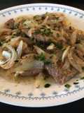 Medallones de carne con cebolla