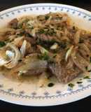 Medallones de carne con cebolla