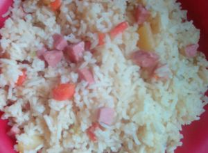 Una foto de Arroz con salchicha y vegetales