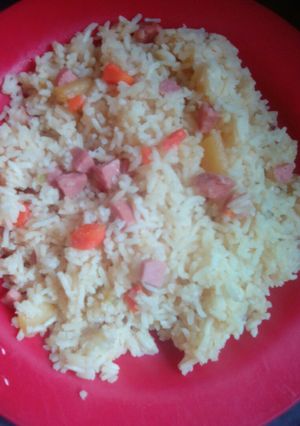 Una foto de Arroz con salchicha y vegetales