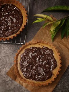 A picture of Choco Caramel Tart.
