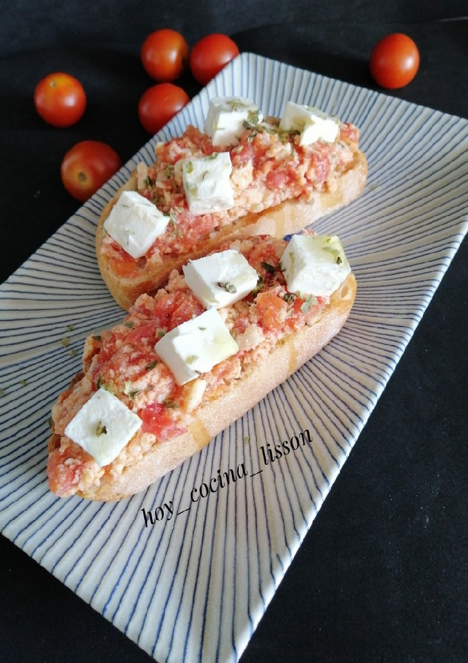 Una foto de Tostas de strapatsada