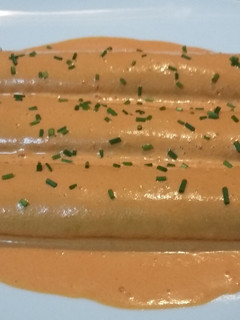 Una foto de Canelones rellenos de brócoli y salmón con salsa de piquillos