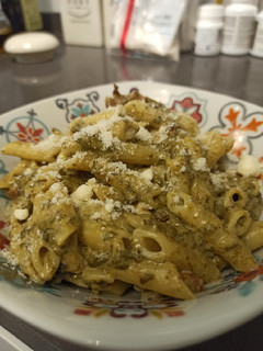 Una foto de Pasta con salsa de trufa y espinacas
