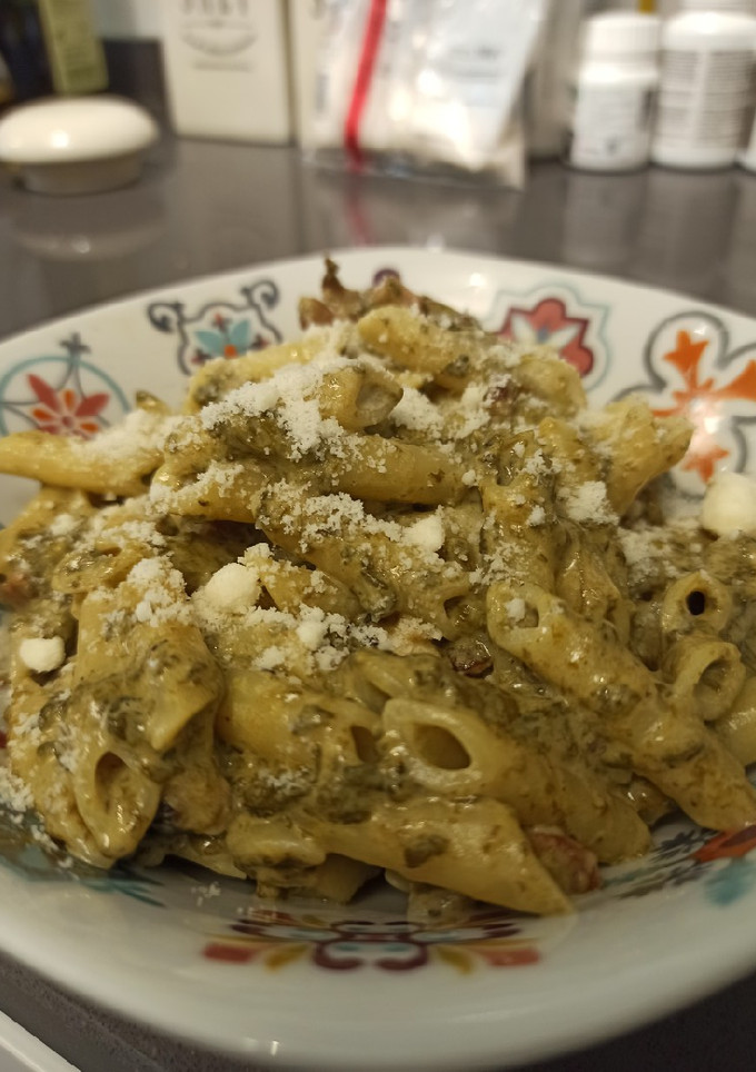 Una foto de Pasta con salsa de trufa y espinacas