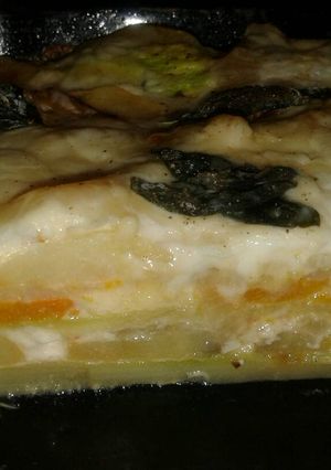 Una foto de Torre de zucchini con salsa blanca
