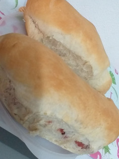 Una foto de Pan casero común y uno relleno con salchicha y queso cremoso