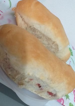Una foto de Pan casero común y uno relleno con salchicha y queso cremoso