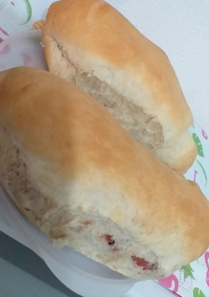 Una foto de Pan casero común y uno relleno con salchicha y queso cremoso