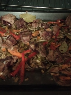 Una foto de Costillar en cama de verduras