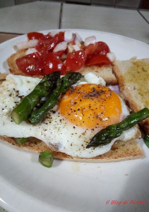 Foto di Bruschette con cipolle fresche di Tropea, asparagi e uova all'occhio di bue