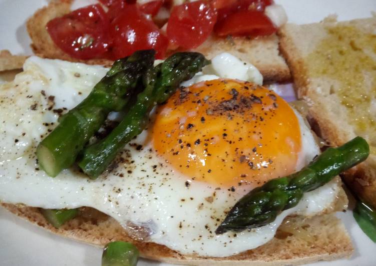 Bruschette con cipolle fresche di Tropea, asparagi e uova all'occhio di bue