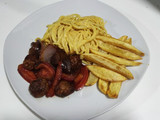 Albóndigas salteadas con tallarín a la huancaína
