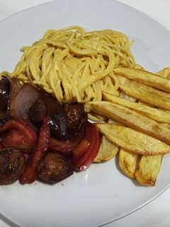 Una foto de Albóndigas salteadas con tallarín a la huancaína