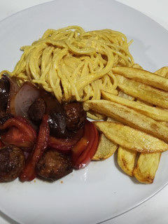 Una foto de Albóndigas salteadas con tallarín a la huancaína