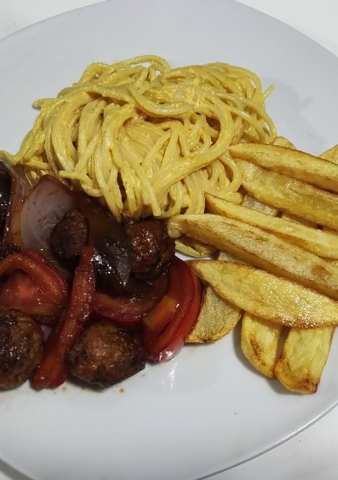 Una foto de Albóndigas salteadas con tallarín a la huancaína