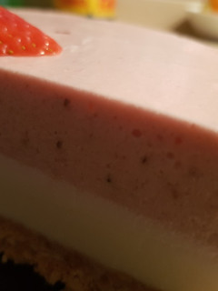 Una foto de Mousse de chocolate blanco con fresas