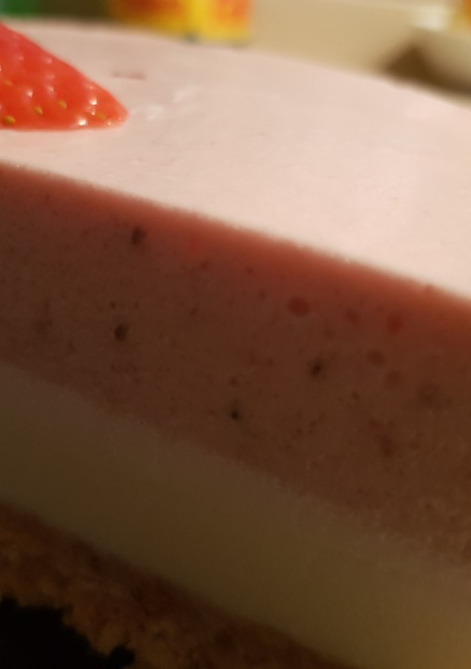 Una foto de Mousse de chocolate blanco con fresas