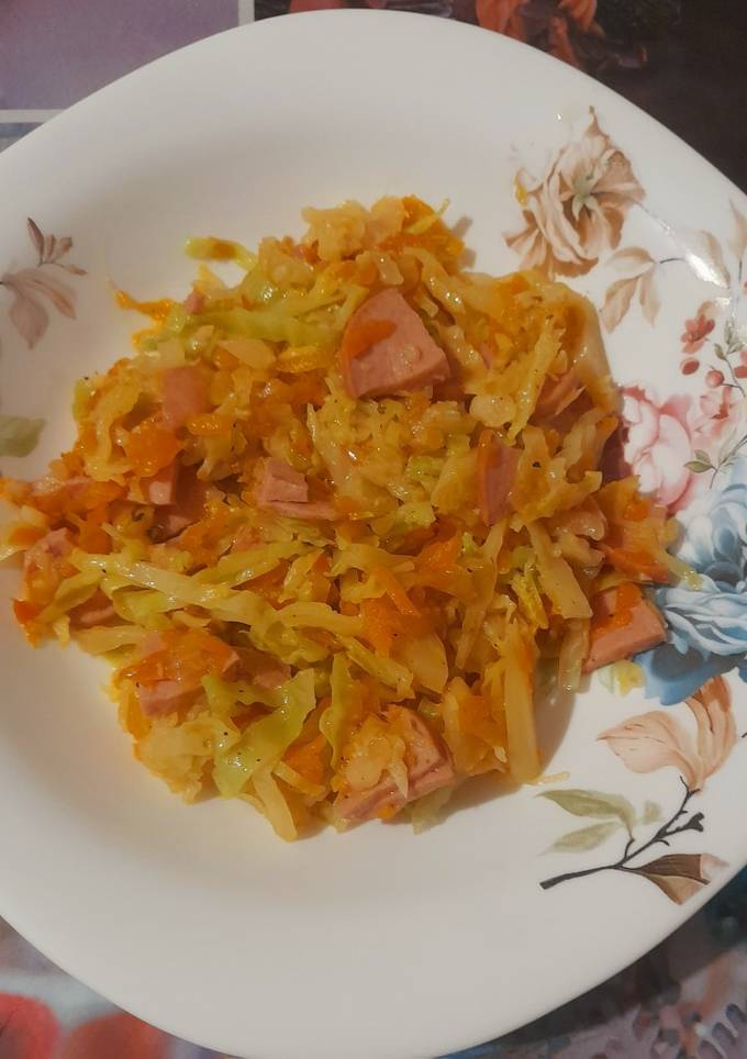 Тушкована савойська капуста з сардельками