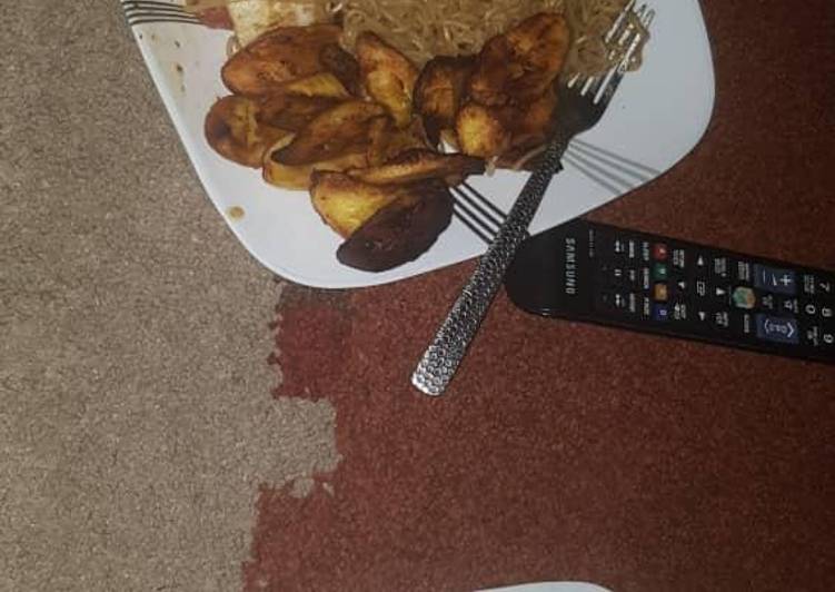 Noodles and fried plantain