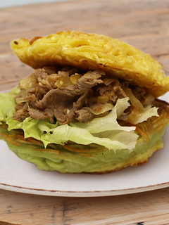 薑汁燒肉關廟麵堡 (圈圈麵) 的食譜成品照片