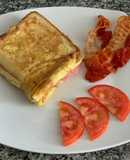 Sándwich de huevo, con queso y jamón
